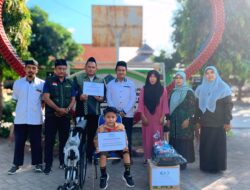 LAZISNU MWC NU Krembung Dan PCNU Sidoarjo Berikan Bantuan Kursi Roda Dan Alat Belajar Kepada Siswa SDN Tambakrejo Yang Alami Kecelakaan