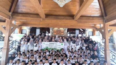 Belajar Sejarah Langsung, Siswa MI Progressive Baitul Muqorrobin Gelar Ziarah Wali Tiga